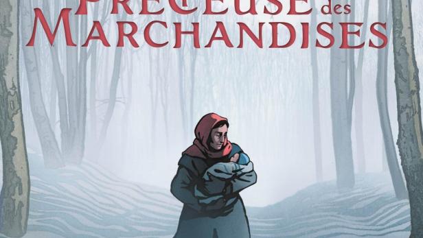 Eine Frau mit Kopftuch trägt ein Baby in einer verschneiten Waldlandschaft.