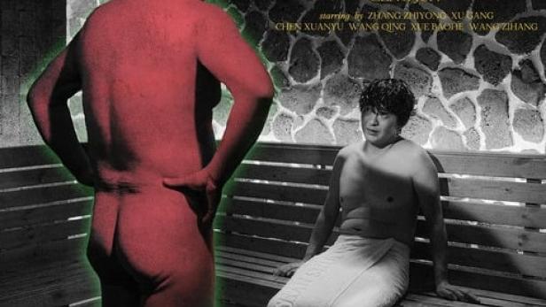 Ein Mann mit leuchtenden Hörnern steht in einer Sauna, während ein anderer in ein Handtuch gehüllt auf einer Bank sitzt.