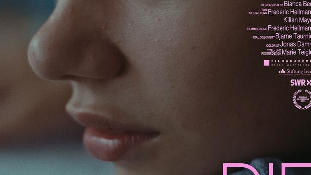 Das Filmplakat für „Die Lauteste Zeit – A New Garden“ zeigt das Gesicht eines jungen Mädchens.