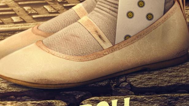 Das Filmplakat für „Napoli-New York“ zeigt Füße mit Ballerinas und einer Spielkarte in der Socke.