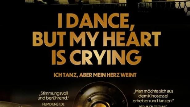 Das Filmplakat für „I Dance, But My Heart Is Crying“ zeigt eine Skyline und eine Grammophon-Nadel.