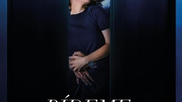 Ein Paar umarmt sich leidenschaftlich auf dem Filmplakat zu „Pídeme lo que quieras“.