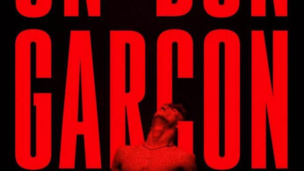 Das Filmplakat für „Un Bon Garçon“ zeigt einen jungen Mann vor dem roten Titel.