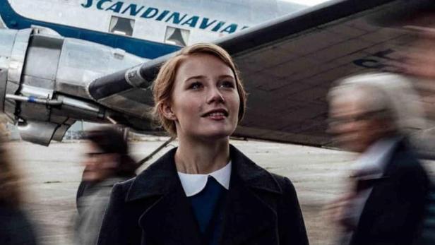 Das Filmplakat für „Breaking Glass“ zeigt eine junge Frau vor einem Flugzeug der skandinavischen Fluggesellschaft.