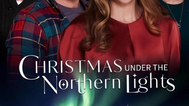 Das Filmplakat für „Christmas Under the Northern Lights“ zeigt vier Schauspieler vor einer Winterlandschaft mit Nordlichtern.