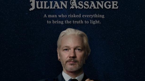 Das Filmplakat für „The Trust Fall: Julian Assange“ zeigt Assange mit verschränkten Armen.