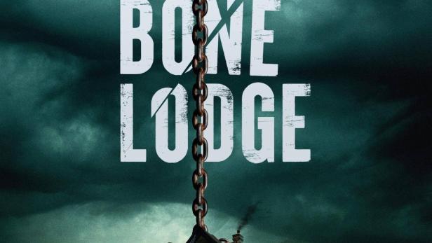 Das Poster für „Little Bone Lodge“ zeigt ein Haus, das an Ketten über einem Wald hängt.