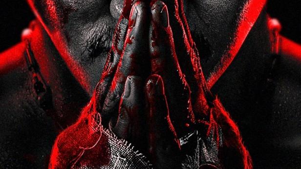 Ein Mann mit blutverschmierten Händen und einem intensiven Blick, möglicherweise ein Filmposter für „Striking Rescue“.