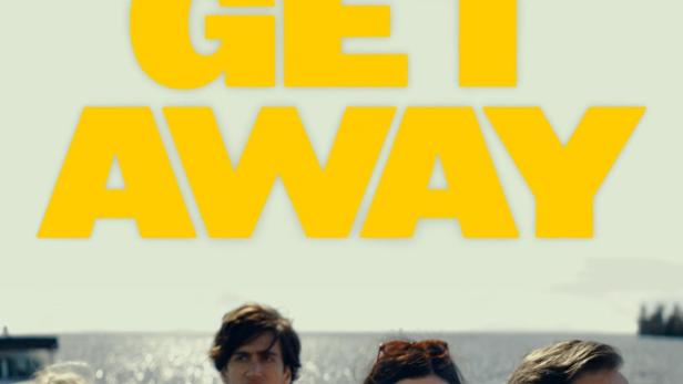 Das Filmplakat für „Get Away“ zeigt vier Personen vor einer Küstenlandschaft.