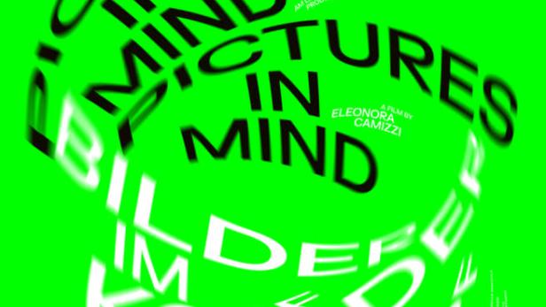 Das Filmplakat für „Pictures in Mind“ von Eleonora Camizzi zeigt den Titel in verzerrter, kreisförmiger Anordnung auf grünem Hintergrund.