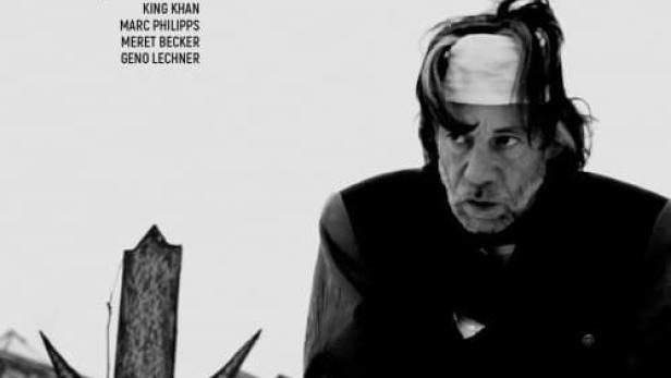 Schwarzweiß-Filmplakat für „Back to Nothing“ mit Birol Ünel und einem Kreuz mit der Aufschrift „Rest in Hell“.
