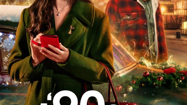 Das Filmplakat für „A ‘90s Christmas“ mit einer Frau mit Handy und einem Mann im Hintergrund.