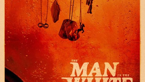 Ein Autorückspiegel hängt voller Halsketten in einem Lieferwagen, im Hintergrund der Filmtitel „The Man in the White Van“.