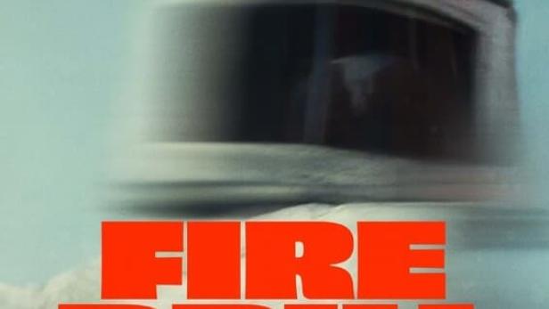 Das Filmplakat für „Fire Drill“ zeigt eine verschwommene Person in einem Schutzanzug.