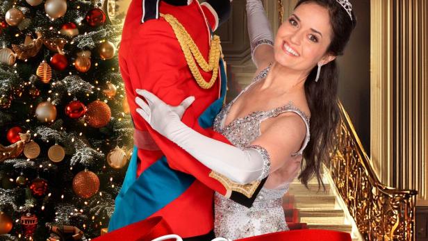 Ein Paar tanzt auf dem Ball des Films „A Cinderella Christmas Ball“ vor einem Weihnachtsbaum.