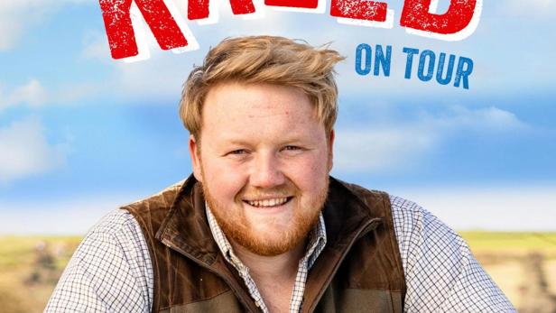 Das Werbeplakat für „The World According to Kaleb: On Tour“ zeigt Kaleb vor einer ländlichen Kulisse.