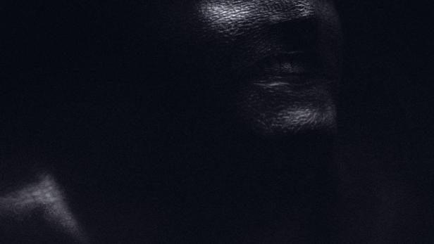 Das Poster für den Film „Daddy's Head“ zeigt ein Gesicht im Dunkeln.