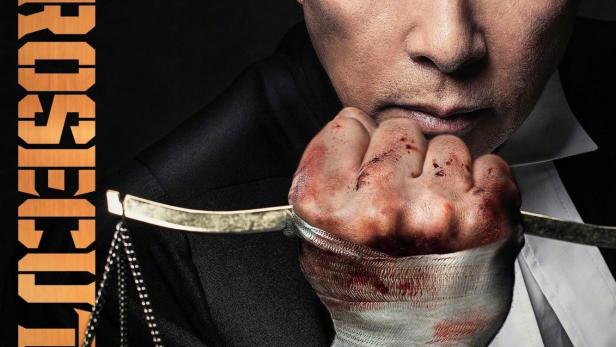 Donnie Yen als Richter mit blutiger Hand auf dem Filmplakat für „The Prosecutor“.