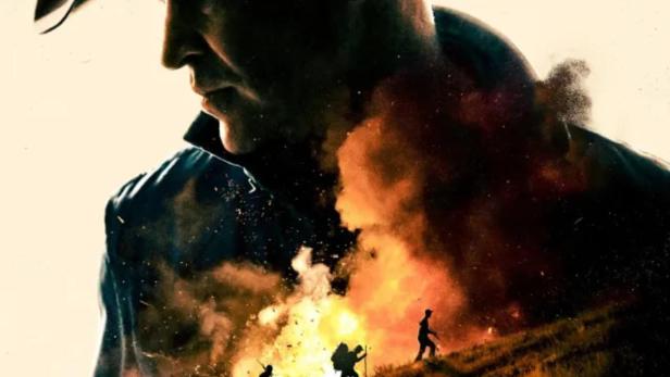 Ein Mann mit Hut vor einer Explosion auf einem Hügel, Filmposter für „Homestead“.