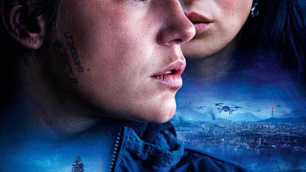 Das Filmplakat für „Planète B“ zeigt zwei Frauen vor einer futuristischen Stadtlandschaft.