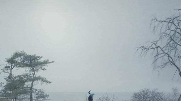 Das Filmplakat für „To nie mój film“ zeigt eine Person, die an einem verlassenen Schwimmbad steht.