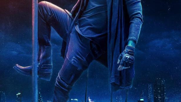 Ein Mann in dunkler Kleidung klettert vor einer futuristischen Stadt auf eine Leiter.