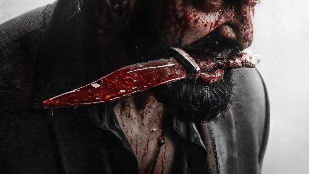 Ein Mann, blutverschmiert, hält ein blutiges Messer im Mund, darunter der Schriftzug „Marco“.