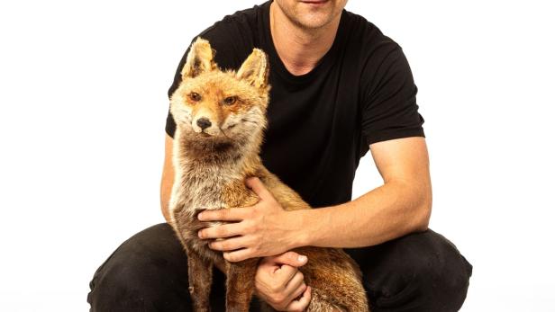 Das Filmplakat zu „Reemigrantai 2“ zeigt Marius Pocevičius mit einem zahmen Fuchs.