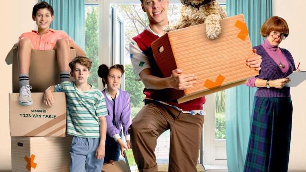 Das Filmplakat für „Mees Kees op eigen benen“ zeigt den Lehrer mit Kindern und einem Hund vor Umzugskartons.