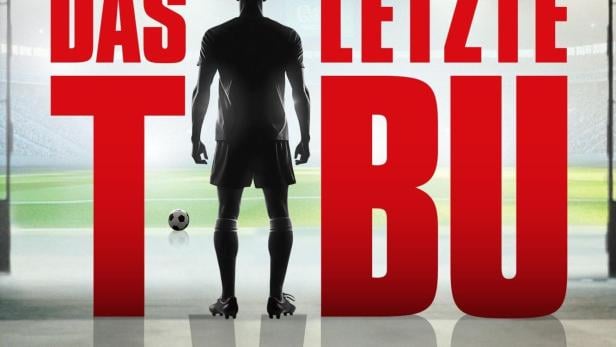 Ein Fußballspieler steht vor dem Schriftzug „Das Letzte Tabu“.