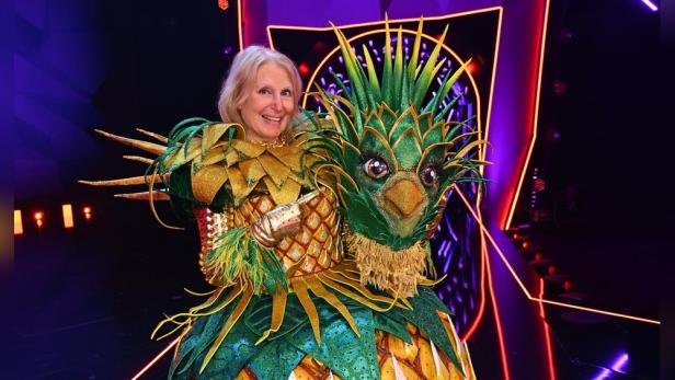 Maren Kroymann als Ananas-Kostüm bei „The Masked Singer“.