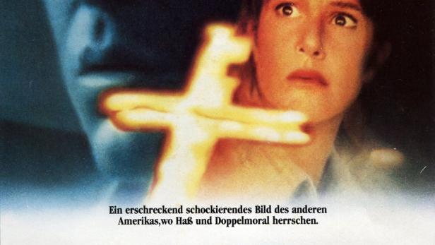 Das Filmplakat für „Verraten“ mit Debra Winger und Tom Berenger.