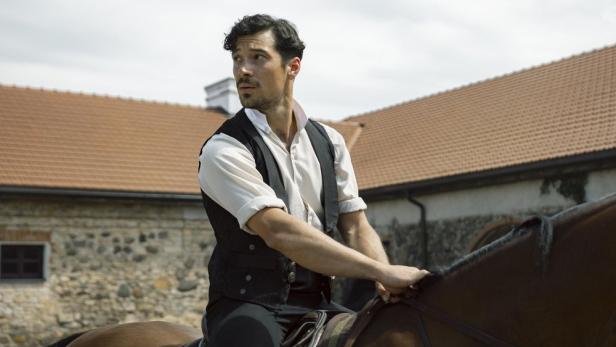 Klaus Steinbacher als Kaiser Franz Joseph in der Serie „Sisi“ auf einem Pferd.