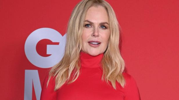 Nicole Kidman vor einem roten Hintergrund mit weißen Buchstaben.