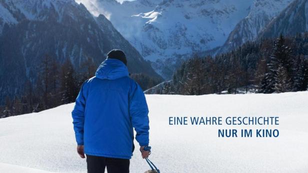 Ein Mann und ein Husky wandern durch eine verschneite Berglandschaft, Plakat für den Film „Husky Toni“.