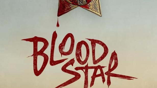 Das Filmplakat für „Blood Star“ zeigt einen blutigen Sheriffstern über zwei Autos in einer Wüstenlandschaft.