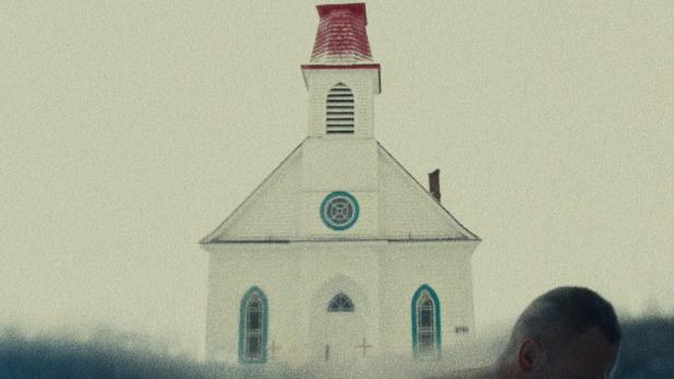 Ein Mann arbeitet auf einem Feld vor einer Kirche; Titelbild für „Sugarcane: Der Wahrheit auf der Spur“.