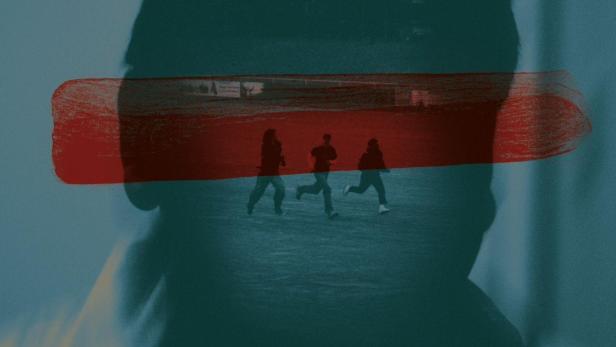 Das Filmplakat für „Die Schlinge“ zeigt drei rennende Personen vor dem Profil eines Gesichts.