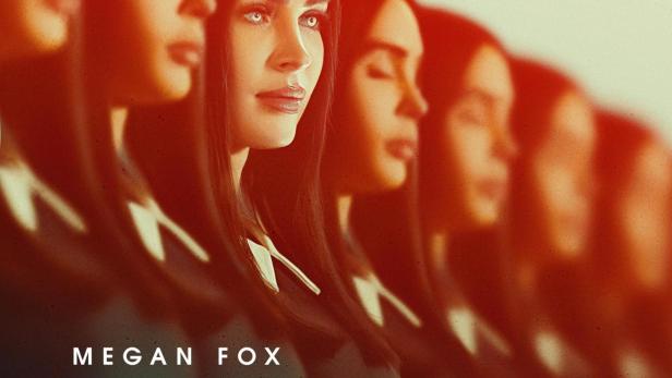 Das Filmplakat für „Subservience“ mit Megan Fox in einer Reihe von Roboterklonen.