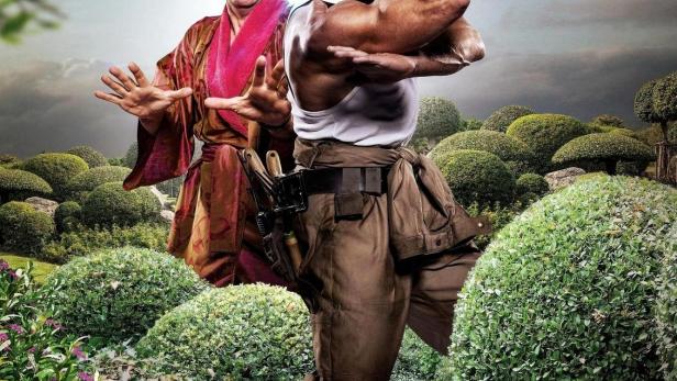 Das Filmplakat zu „Le Jardinier“ zeigt Jean-Claude Van Damme mit einer Heckenschere und einem ängstlichen Mann im Garten.