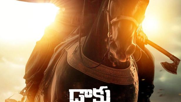 Ein Mann auf einem Pferd schwingt eine Axt in der Hand.