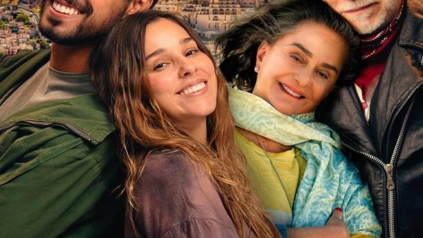 Das Filmplakat zu „Viva a Vida“ zeigt vier Schauspieler vor einer Stadtkulisse.