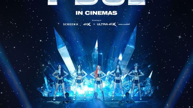 Das Filmplakat zur (G)I-DLE World Tour „I-DOL“ zeigt die Band auf einer Bühne vor Kristallspitzen.