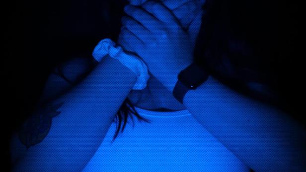 Eine Frau hält sich den Mund zu, im Stil eines Posters für „Clickbait“.