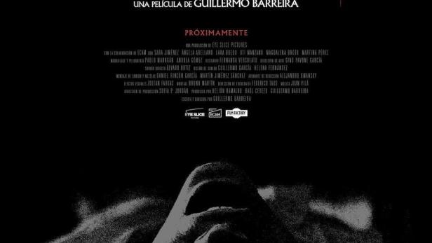 Das Filmplakat für „Tu Sangre“ zeigt ein Gesicht im Dunkeln mit leuchtenden Augen.