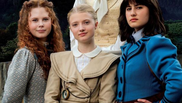 Das Filmplakat zu „Tri Princezny“ zeigt drei junge Frauen und einen jungen Mann vor einem Schloss.