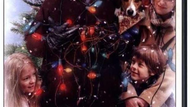 Das Filmplakat für „Eine Familie zu Weihnachten“ zeigt Dave Coulier mit seiner Familie und einem Hund vor einem Weihnachtsbaum.