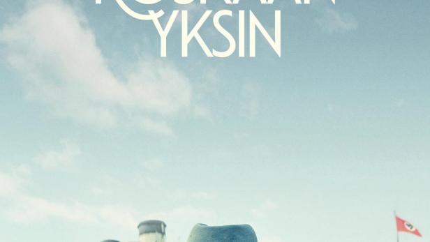 Ein Mann mit Hut blickt auf ein Schiff mit Hakenkreuzflagge.