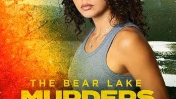 Eine Frau in Uniform vor dem Hintergrund des Posters für „The Bear Lake Murders“.