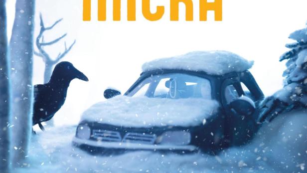 Das Filmplakat für „Mama Micra“ zeigt ein Auto im Schnee und einen Raben.